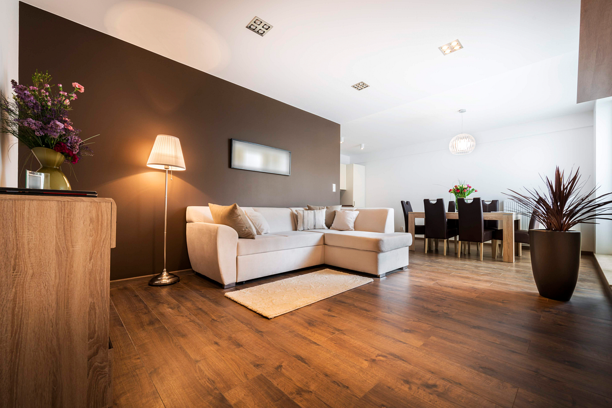 Ein gemütliches Wohnzimmer mit einem dunklen Holzboden